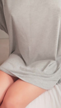 Minha pequena meia-irmã acha que ela é gorda ... Me mostrou sua bunda e implorou por meu pau