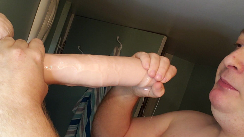 Charlieboy69: Nyepong kontol ukuran 20 cm pakai dildo ukuran 2