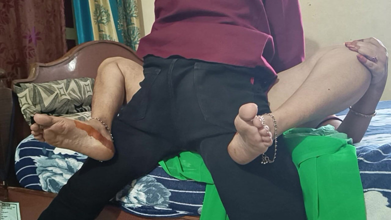 Decent couples: Mătușă desi sexy futându-se cu vizavi acasă băiat în pat