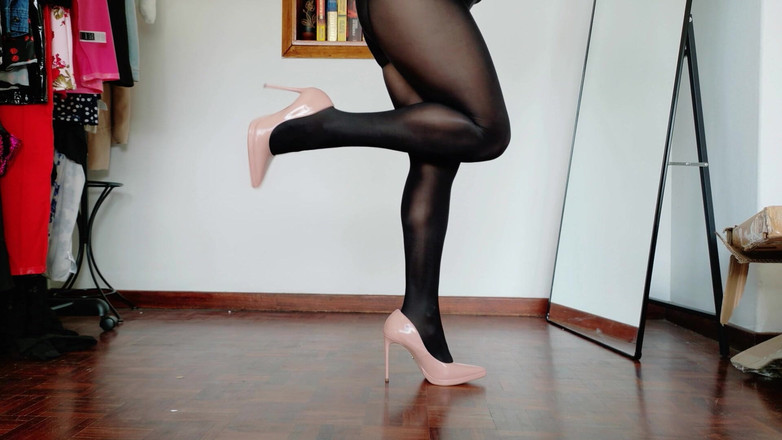 Kinky Lyrical: Menghancurkan kotak - dengan stoking nilon dan stilettos