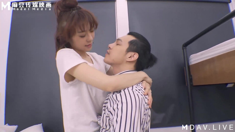 ModelMedia Asia: Mdht-0012 Aneh Cabul Hotel / bantal seks di gunung bantal