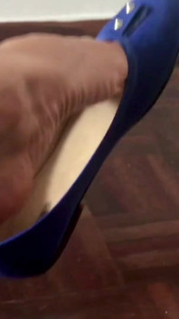 Shoeplay dengan rata yang dipakai dengan kaki seksi dari Empress Bella Sadic