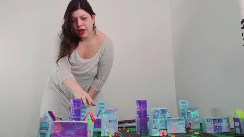 Alice H: La gigantessa e scopa una città