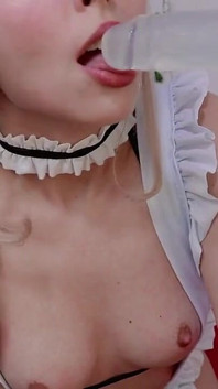 Aku lagi asik muasin memekku pakai memek sempit warna pink seski, tuan!