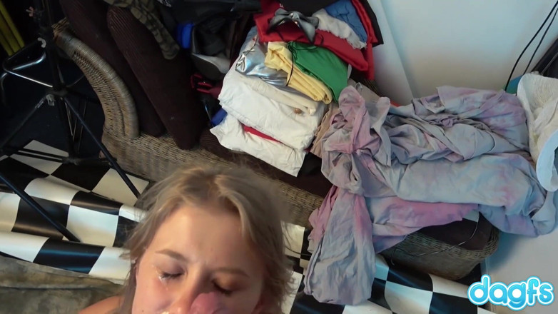 Dagfs: Blond skönhet Casey Norhman älskar att få hennes ansikte jizzed