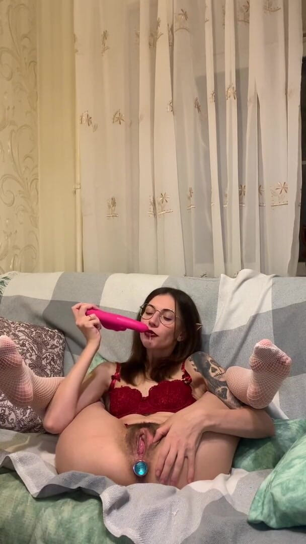 Tina Wink: O pisicuță sălbatică cu tatuaje suge vibratorul și își aduce pizda la...