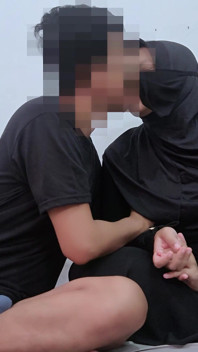 Une Asiatique en niqab fait de son mieux pour sucer la bite de son voisin - Minokiiko
