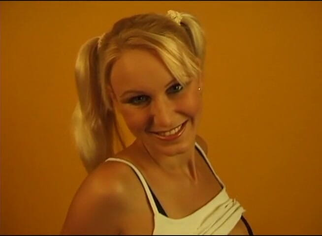 Flash Model Amateurs: Blonde girl shows her hot body for the camera
