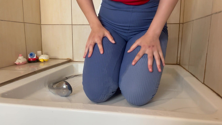 AmayaMori: I Shower in Leggings and Do Cameltoe on My Pussy...
