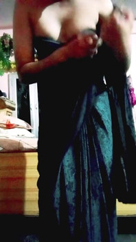 Indian Gay Crossdresser Gaurisissy Naciskając Jej Duże W Balck Saree XXX Sex