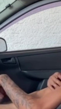 Moreno masturbasi di dalam mobil