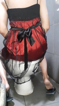 Pancutan mani ke dalam lapisan sutera satin dari pakaian yang cantik