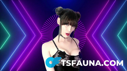 Cali Fauna: Giovane trans si scopa forte il culo con un dildo...