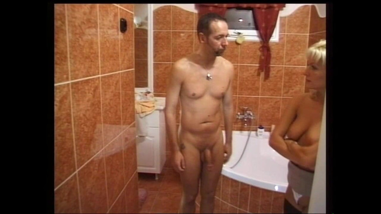 Deutschland porn: Svedla jeho kamaráda, zatímco se koupal, a pak saje velkého...