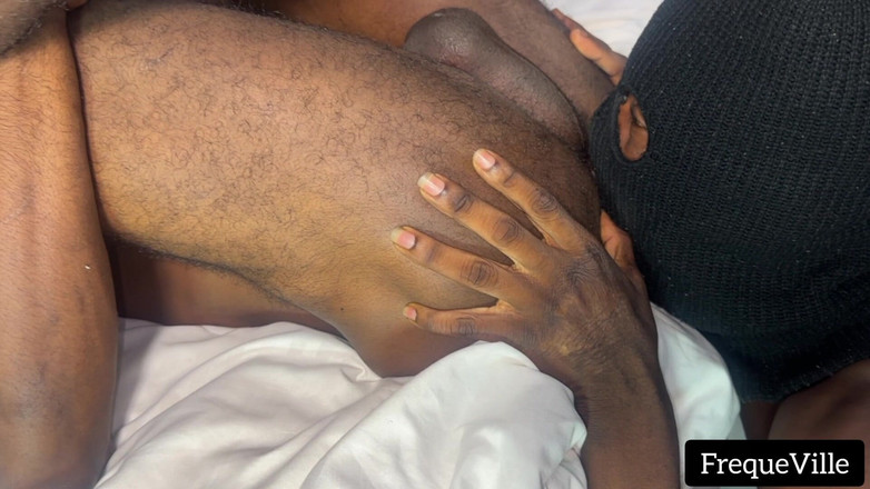 FrequeVille: Гетеросексуальний хлопець отримує лизання дупи