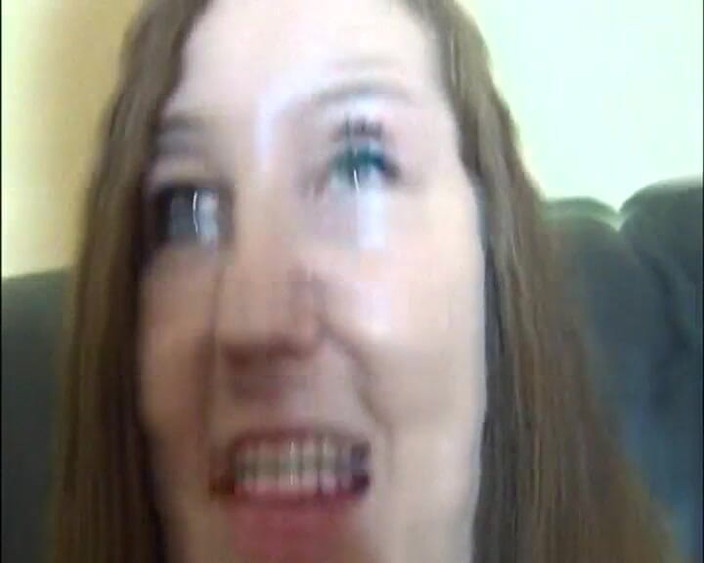 Old and young sex: Přírodní brunetka Jana s energickými kozami masturbuje