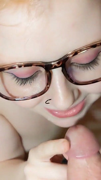 La sorellastra troia rossa ha bisogno del tuo cazzo