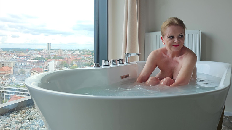 Misses_Jenny: Divertimento nel bagnoschiuma - un Anticipazione