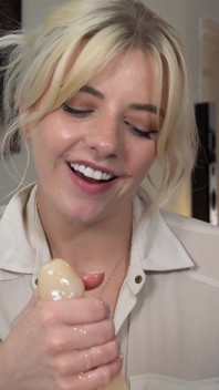 Całkowicie Powlekana: Gabie Monroe's Slippery Lubed Ręczna Robota Złośliwiec