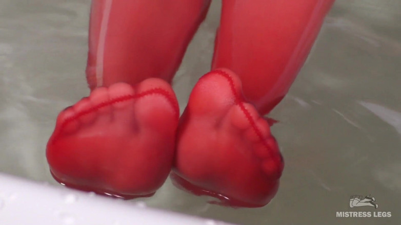 Mistress Legs: Relaxe e assista meus dedos vermelhos de nylon balançando