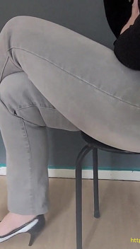 Tocco le dita deie in jeans attillati