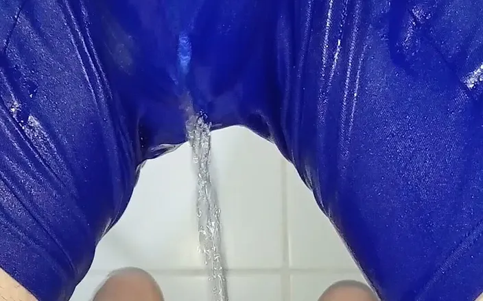 Rey rey: Pissing Desperate, Big Cock and Venoza, I Get Everything Wet
