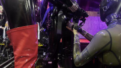 Rubber pervs: 真空塔でエヴァフェティシャートのクソゴムで変態 - パート2