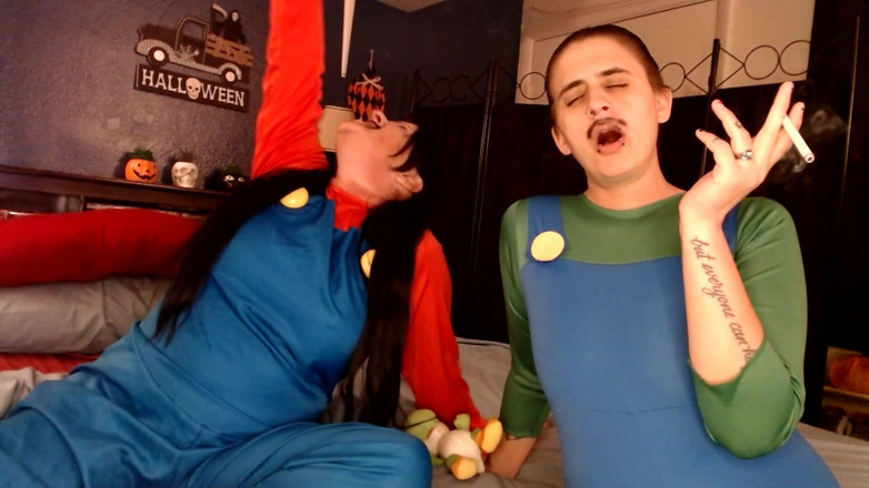 Abby Anna: Cosplaying d’Halloween, pause de fumée