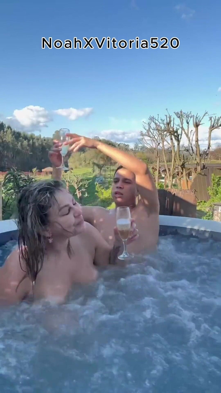 Vitoria Coronado: hot tab men hot sunahre baalon vaali chodne laayak mammi...