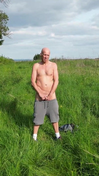 Porno cu dronă... literalmente! Drona mă urmărește, mă urmărește cum mă dezbrac și mă masturbez pe câmp