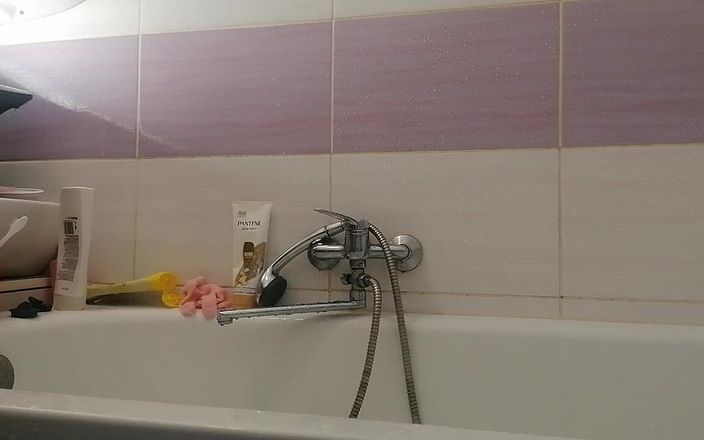 Mirsur: Mama vitregă sexy face un duș, pizdă păroasă, țâțe mari.