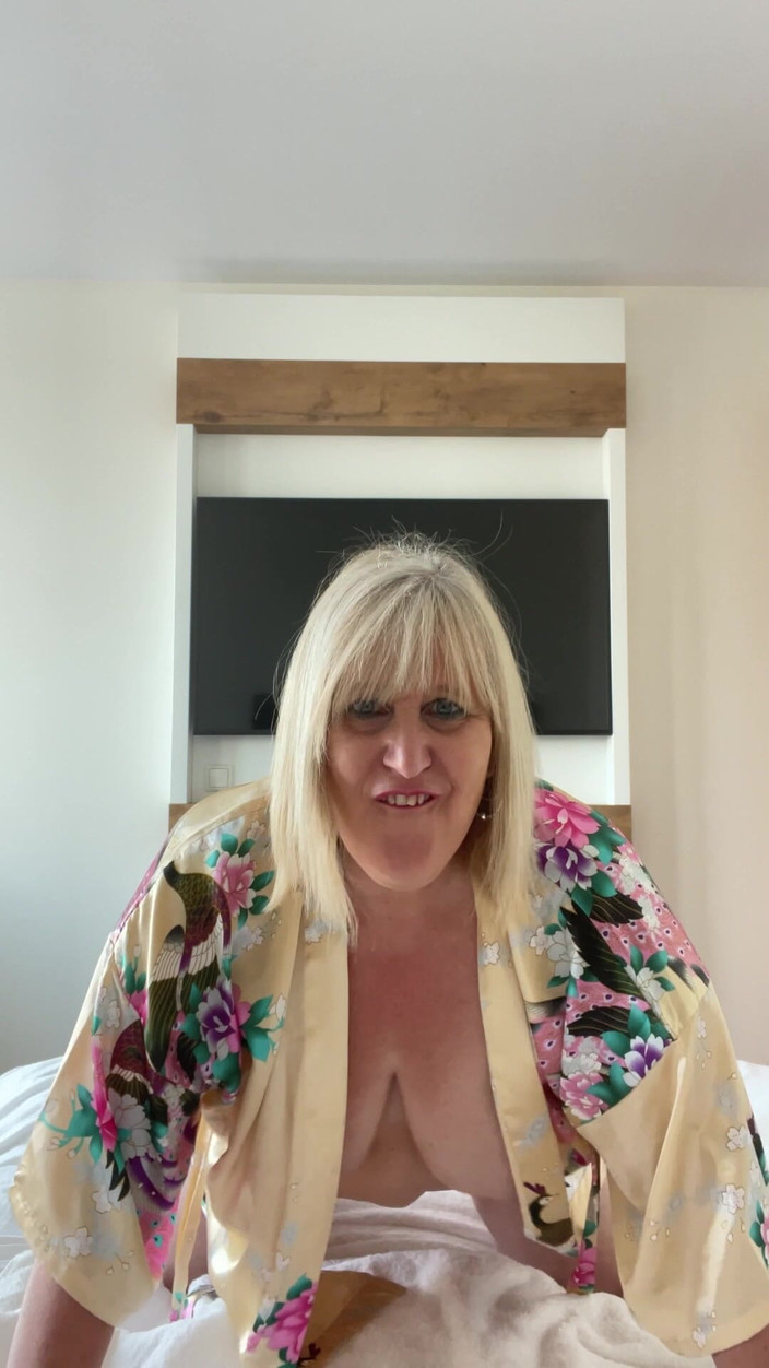 catherinecan69: Fick mich doggystyle in meinem großen hotelbett. Omg das bett...