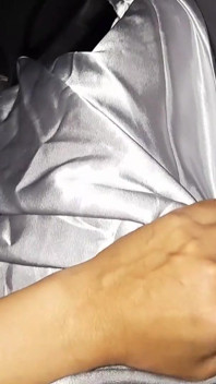 Si masturba indossando un abito lungo di raso argento in auto