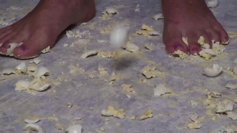 Foot Girls: Si rambut coklat menghancurkan makanan di dapur