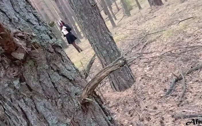 Afemeria: Gagică excitată prinsă în pădure și futută pe la spate