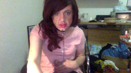 Horny TS: La sissy se lo ciuccia da sola