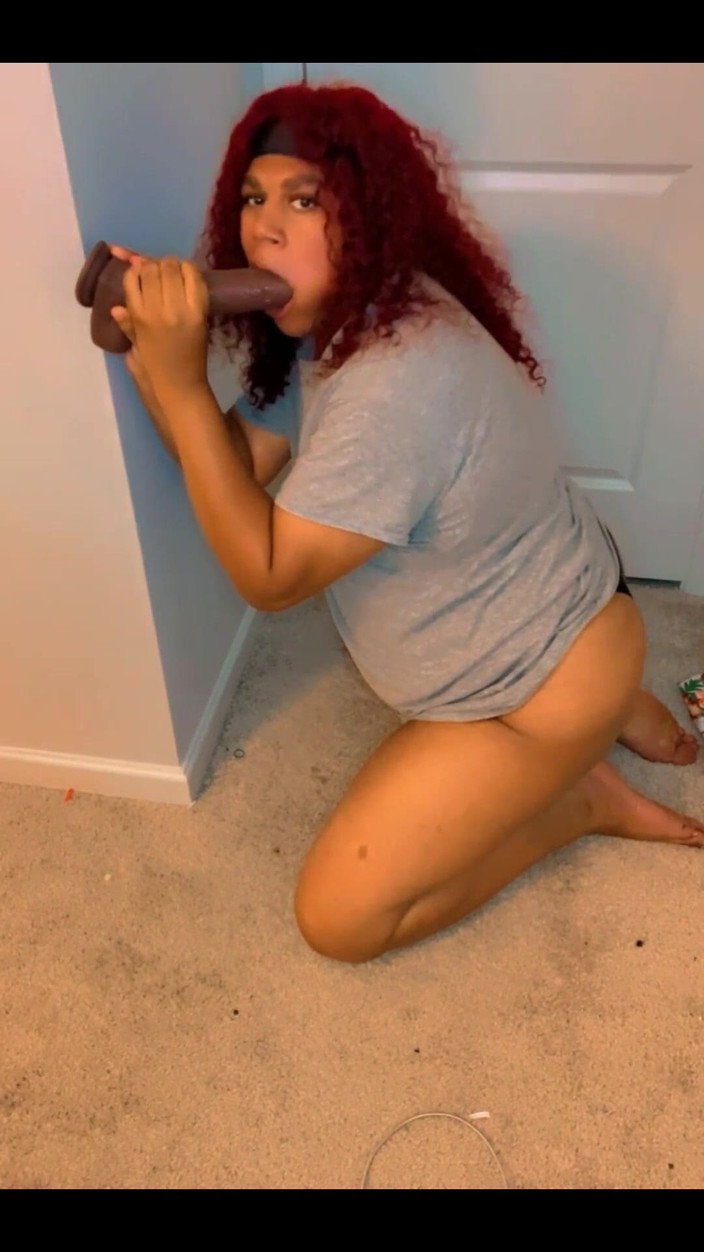 Hicktown_hoochi: 膝をついてBBCディルドをしゃぶる