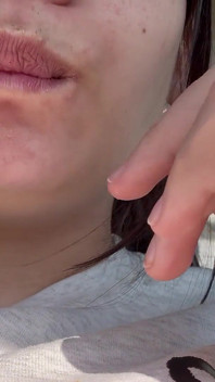 Giantess Dziewczyna znajduje małego mężczyznę w swojej torbie chipsów i jest zaskoczona, ale ona zjada małego