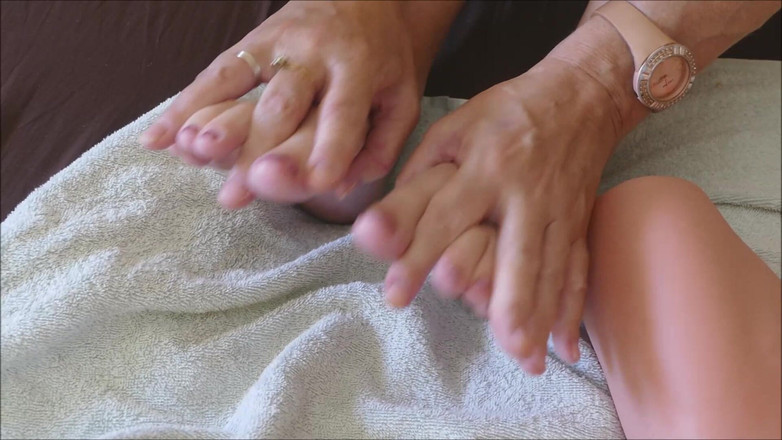 Natalie K: Nožní práce na robertku se sprostou řečí pro vás, abyste se...