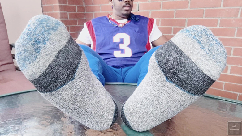 Soft Soleman: Dotýkám se a ukazuji své mužské nohy v soláriu (2025)