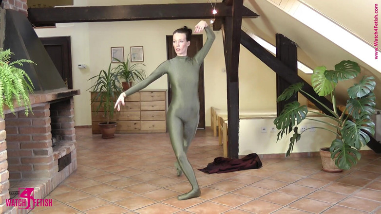 Watch4fetish: Ballet in a green catsuit