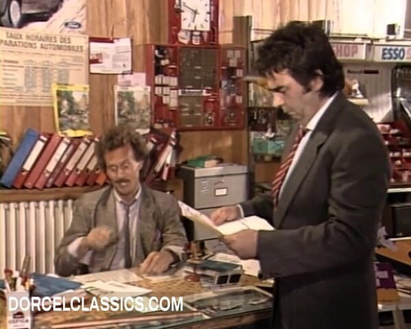 Dorcel classics: Una mamada debajo del escritorio