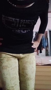 India gay crossdresser Gaurisissy presionando y jugando con sus grandes tetas en jeans camiseta