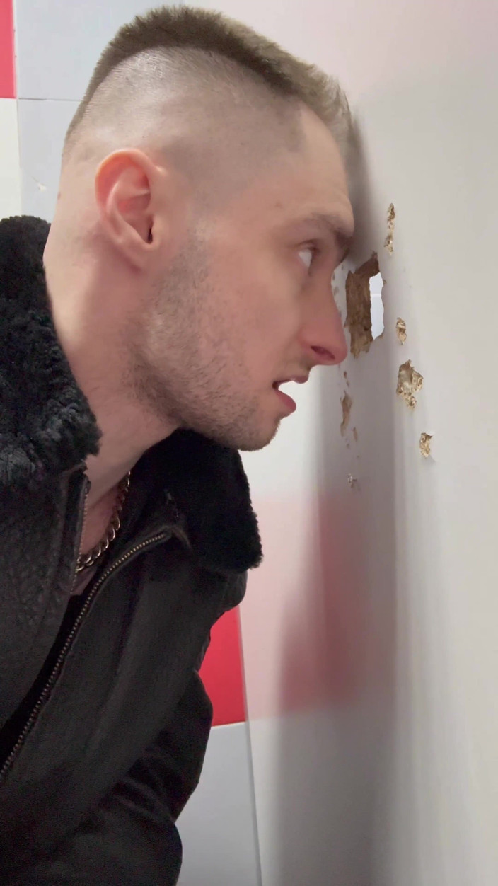 KinkySirius: Gopnik ssie kutasa przez dziurę Glory w toalecie na stacji