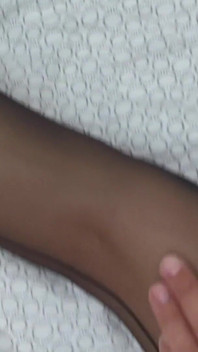 Sensual massagista Nina Love (aka Tina Hot) masturba o pau grande de Leo Casanova e recebe gozada em suas meias