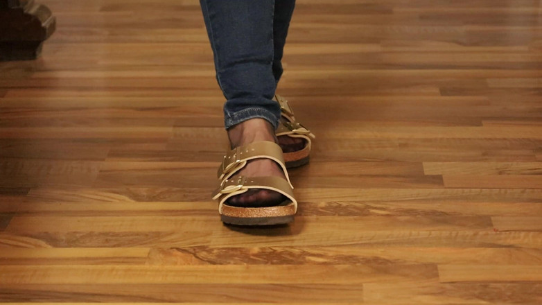 KimisWorld: Nylons &amp; Tight Jeans - Dangling in Classic Sandals