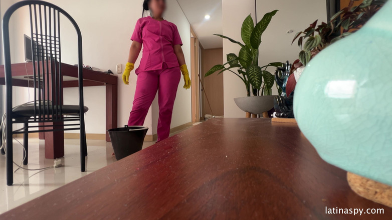 Latinaspy: Büyük götlü hizmetçi amını temiziyor ve sonra patronunu sıvazlıyor bölüm 1