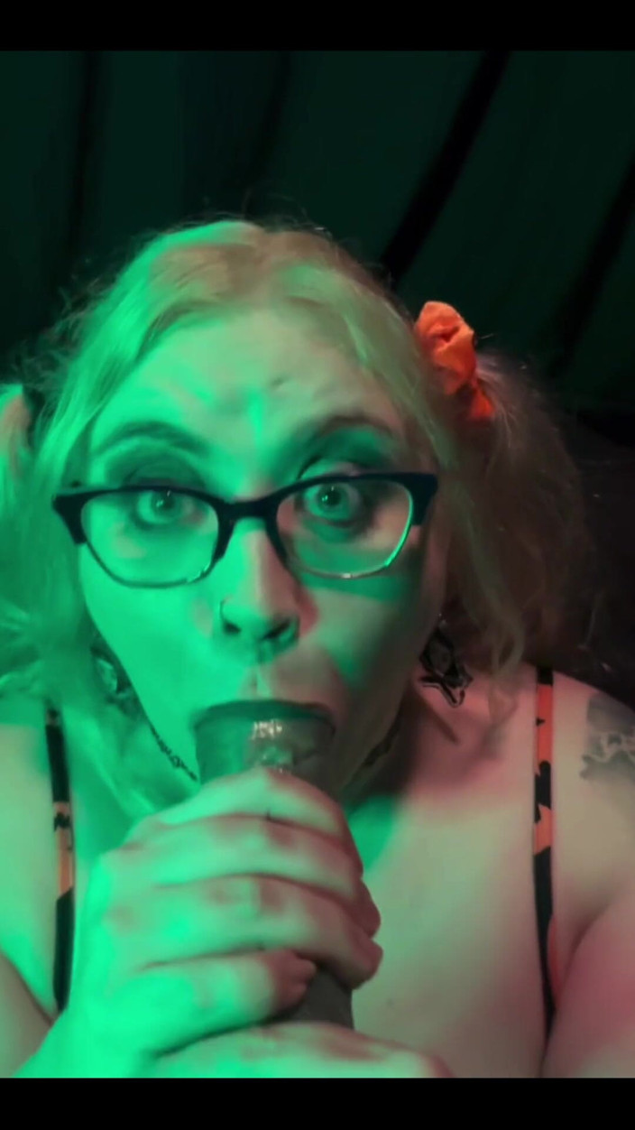 Goth bimbo: Monsterlul pijpbeurt