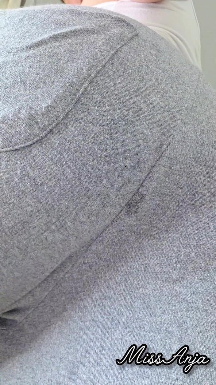 MissAnja_FH: Zpocený hlasitý prd v mých šedých teplákách