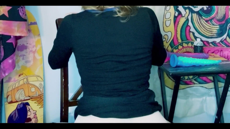 Suzy Wylde: 办公室肛交荡妇广角